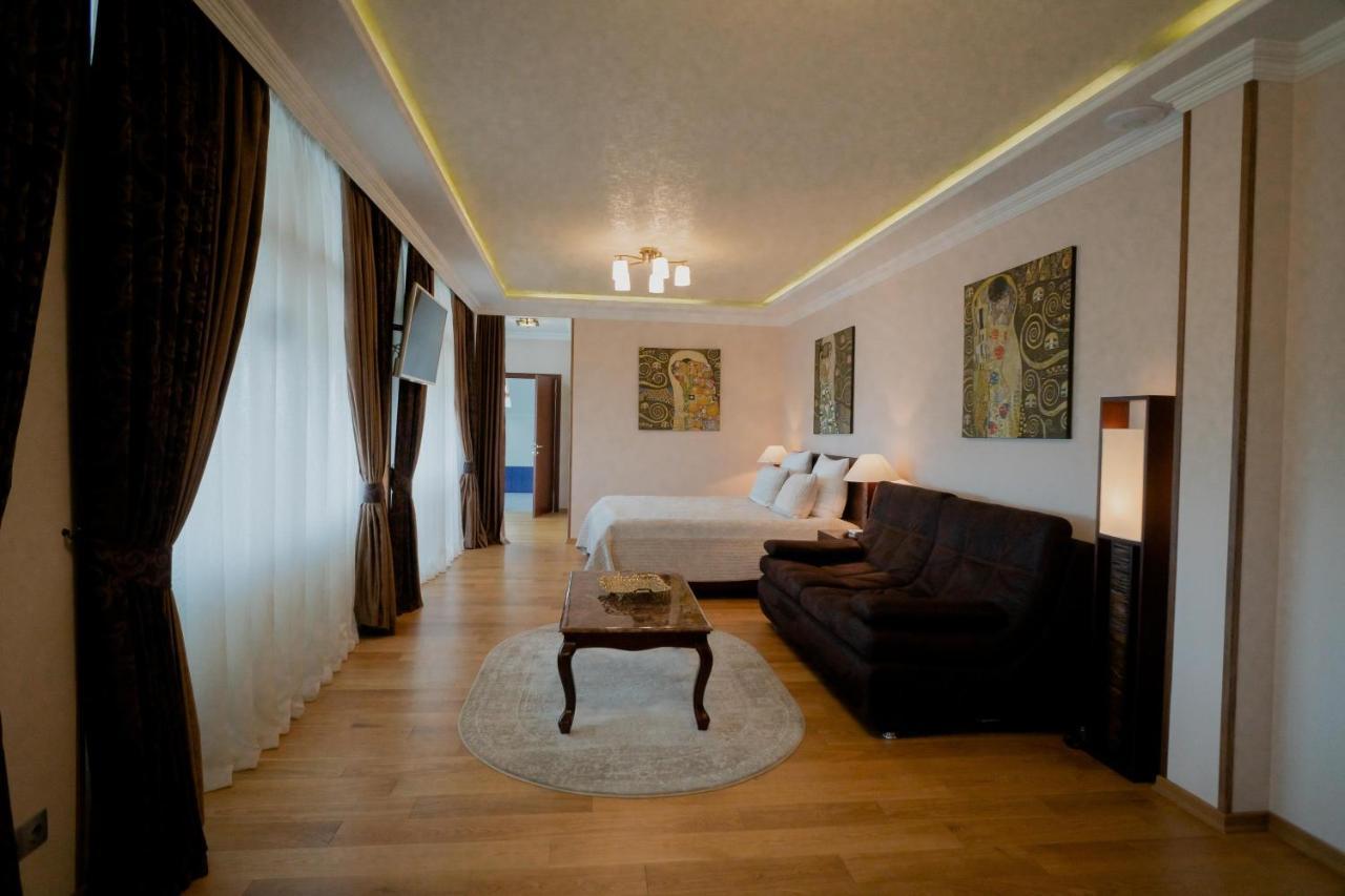 Leon Boutique Hotel Sukhumi Exterior photo