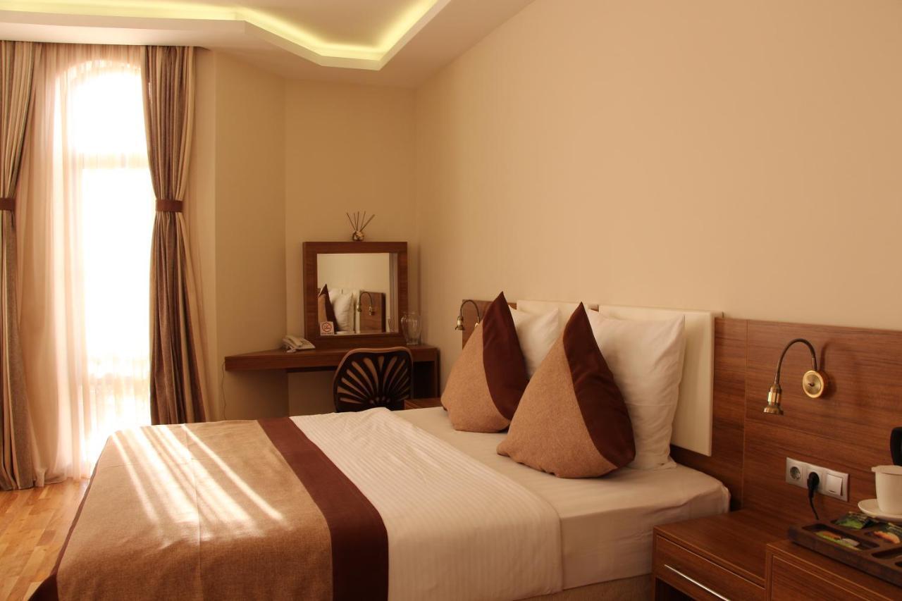Leon Boutique Hotel Sukhumi Exterior photo