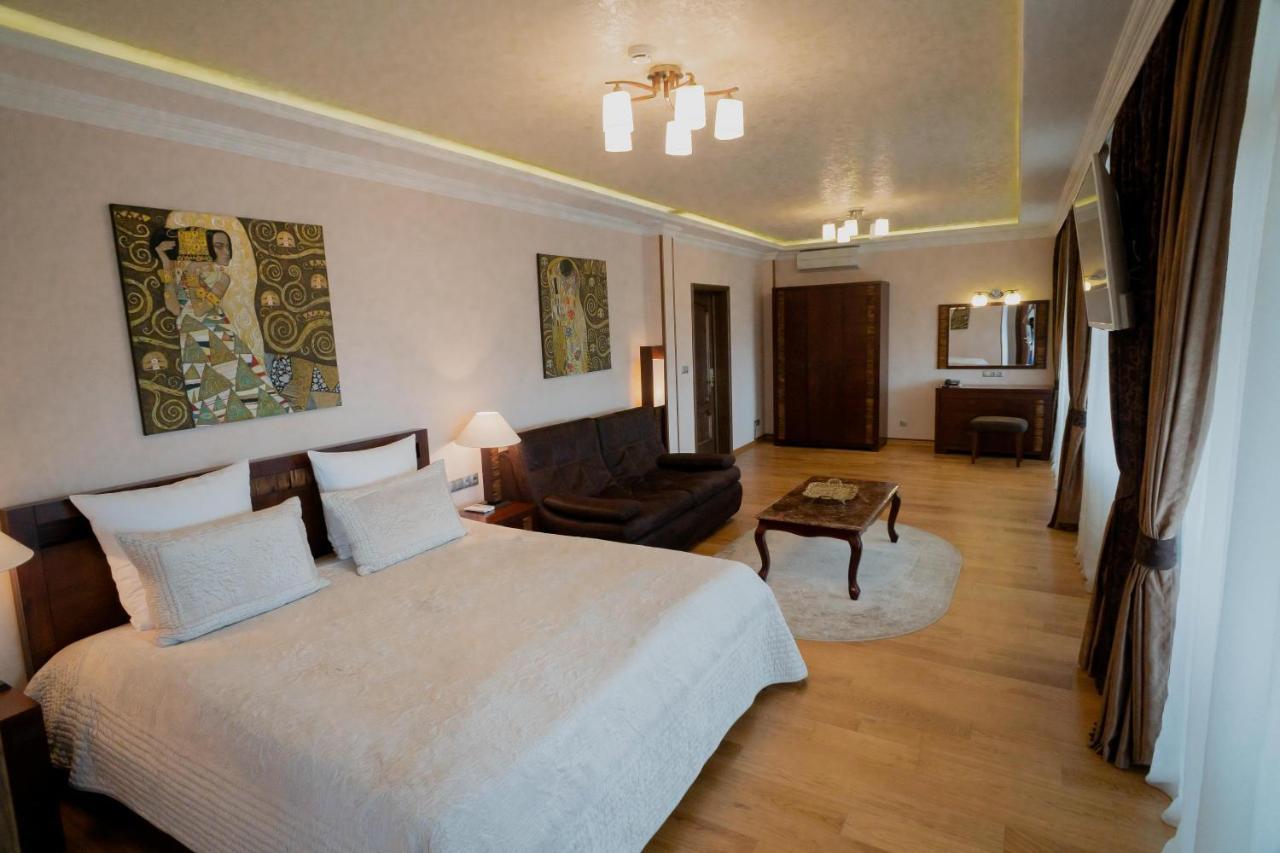 Leon Boutique Hotel Sukhumi Exterior photo