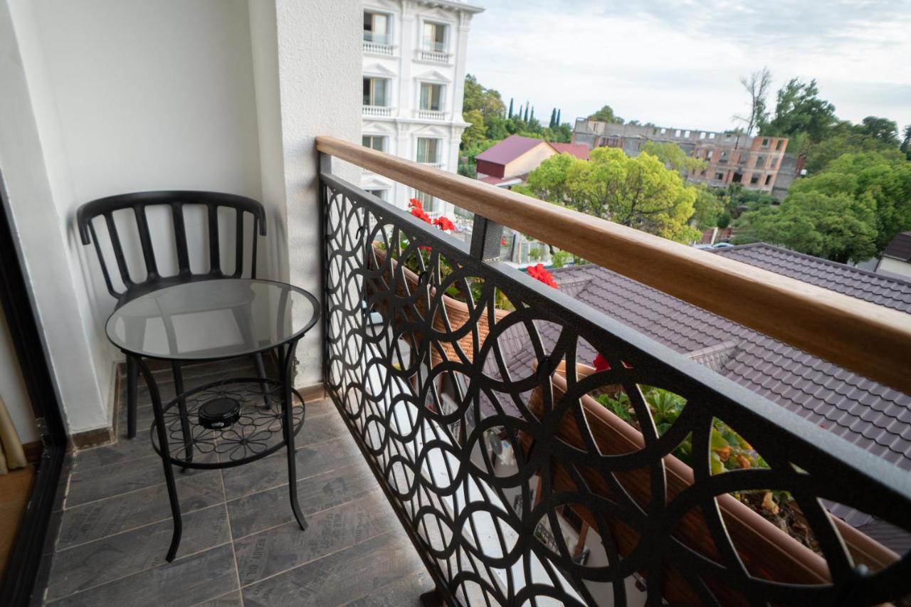 Leon Boutique Hotel Sukhumi Exterior photo