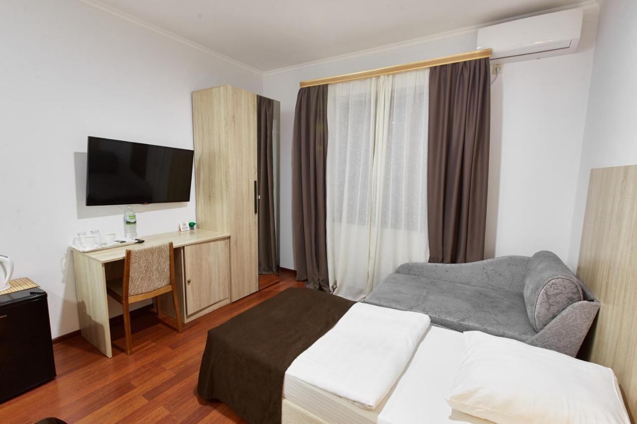 Leon Boutique Hotel Sukhumi Exterior photo