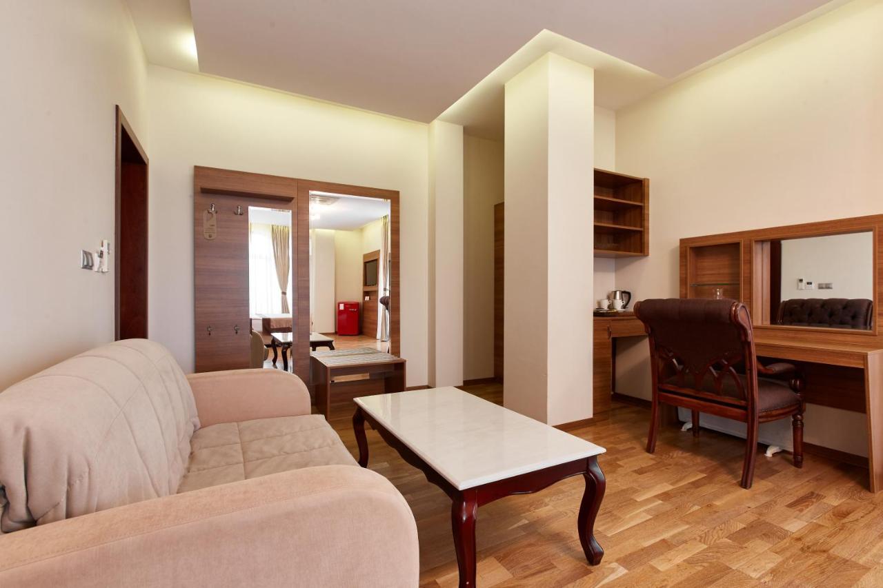 Leon Boutique Hotel Sukhumi Exterior photo