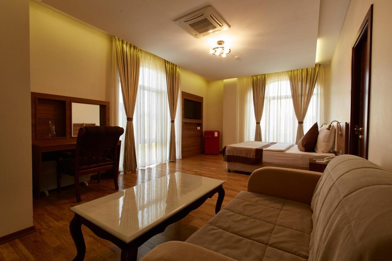 Leon Boutique Hotel Sukhumi Exterior photo